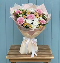 Букет цветов из:  Гвоздики, Орхидеи и Розы в Славянке