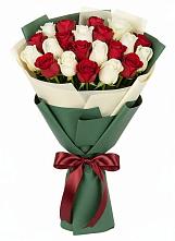 Букет Микс из красных и белых роз в Славянке