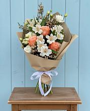 Букет цветов из:  Альстромерии, Лизиантусы, Розы и Хризантемы в Славянке
