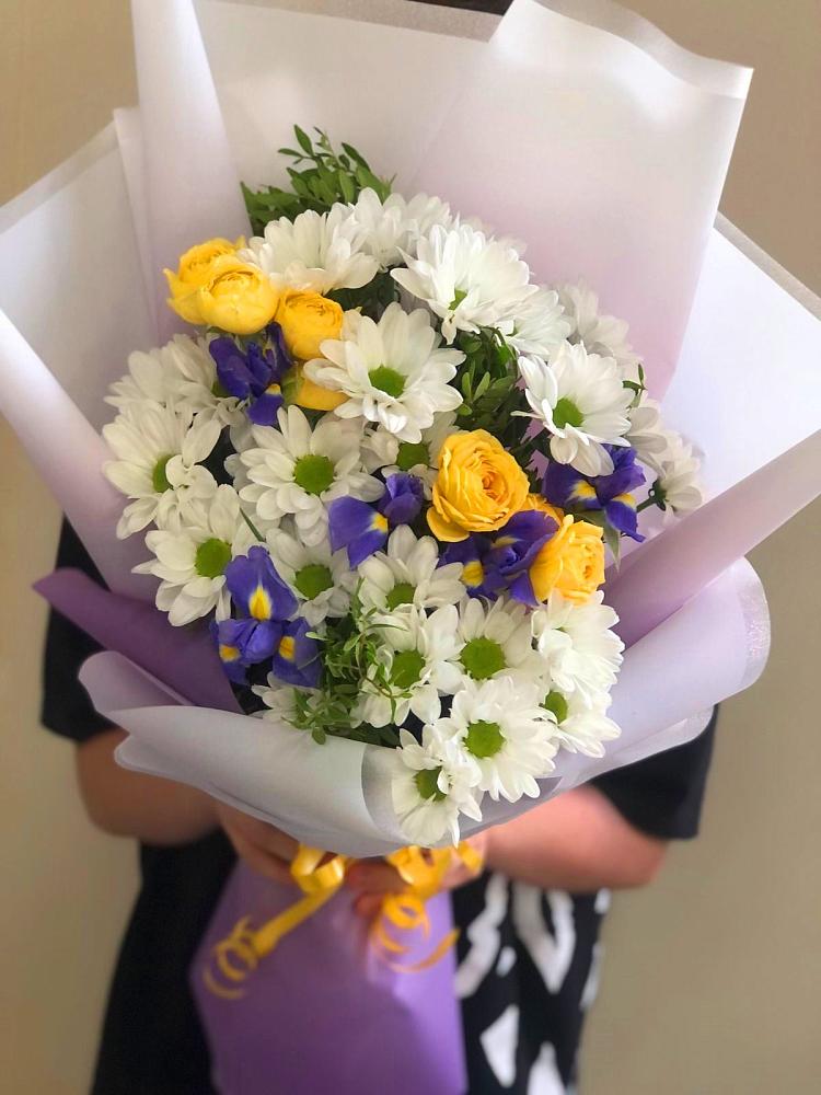 Букет цветов из: Ирисы, Хризантемы и Розы в Славянке