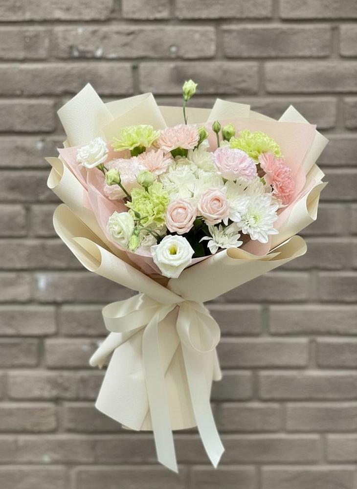 Букет цветов из: Гвоздики, Розы, Лизиантусы и Хризантемы в Славянке