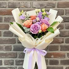 Букет цветов из:  Лизиантусы и Розы в Славянке