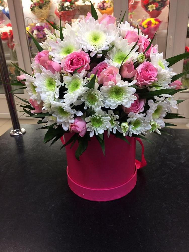 Цветочная композиция из Розы и Хризантемы в шляпной коробке в Славянке