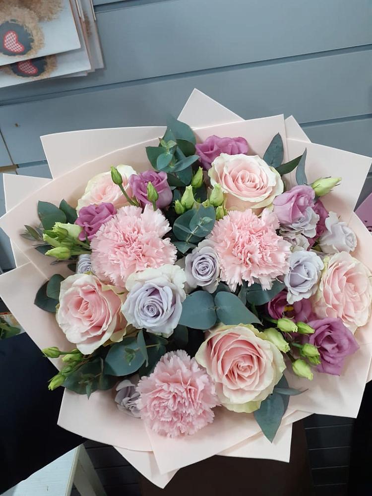 Букет цветов из: Розы, Гвоздики и Лизиантусы в Славянке